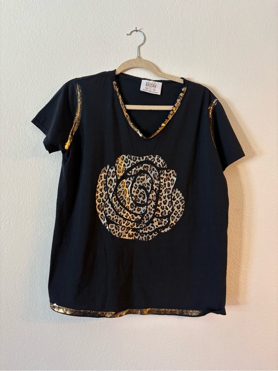 Brand Bazar Tops - Black Short-Sleeve V-Neck Tee with Leopard Rose and Gold Trim